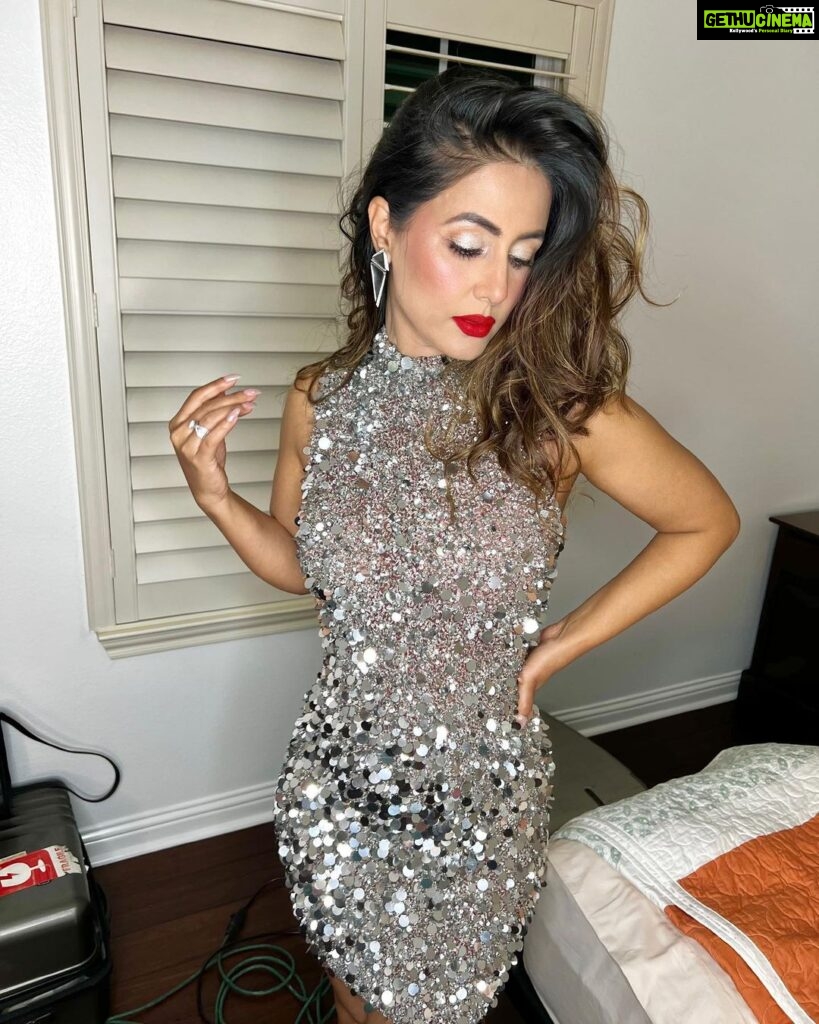 Hina Khan Instagram - You can never have too much glitter ✨ Outfit @chiselbymr Jewels @vrkjewels @khannajewellerskj @amigos.rizwan
