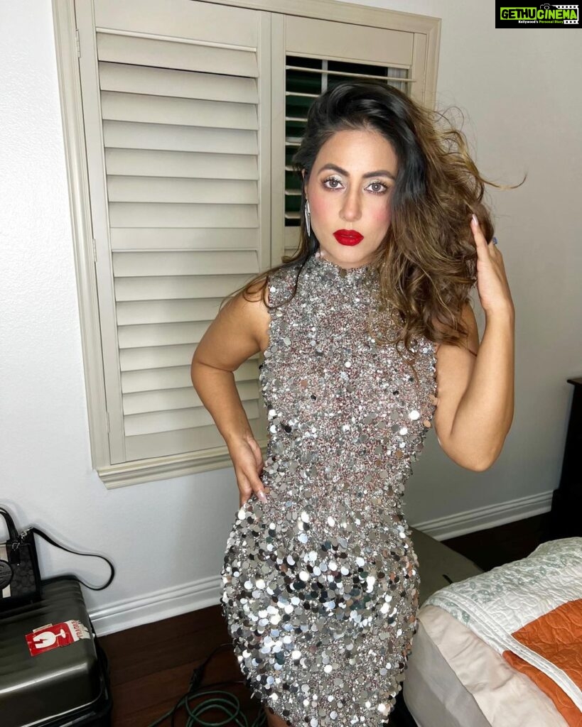 Hina Khan Instagram - You can never have too much glitter ✨ Outfit @chiselbymr Jewels @vrkjewels @khannajewellerskj @amigos.rizwan