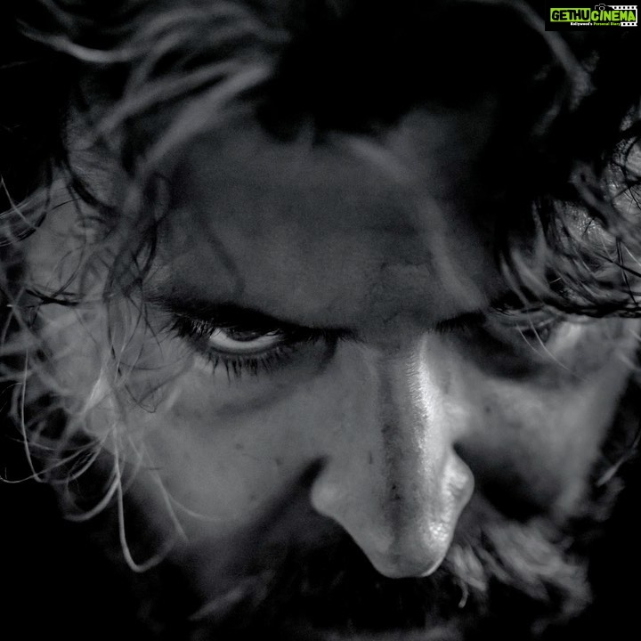 Hrithik Roshan Instagram - Really eager for you all to watch #VikramVedha! I tried doing something in this one which was a bit whacko for me :) I wonder if it has worked 🧐 YOU tell me ! Also by the way , you can watch the digital premier absolutely FREE ! Which I think is amazing , well done @officialjiocinema for making this happen !! Streaming from tonight !! #VikramVedhaOnJioCinema #SaifAliKhan @pushkar.gayatri @radhikaofficial @rohitsaraf @iyogitabihani @mrfilmistaani @instasattu @officialjiostudios @reliance.entertainment @tseries.official @studiosynot @fridayfilmworks