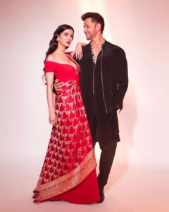 Hrithik Roshan Instagram - With lady in red 🕺🏻
