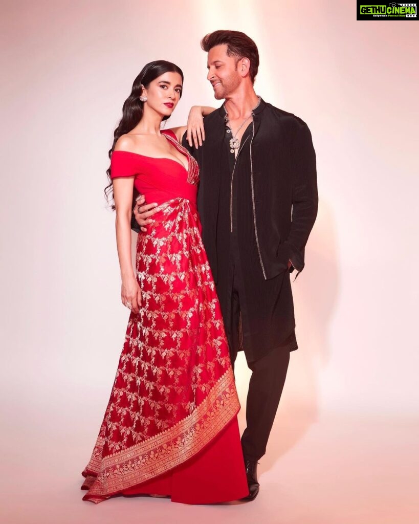 Hrithik Roshan Instagram - With lady in red 🕺🏻