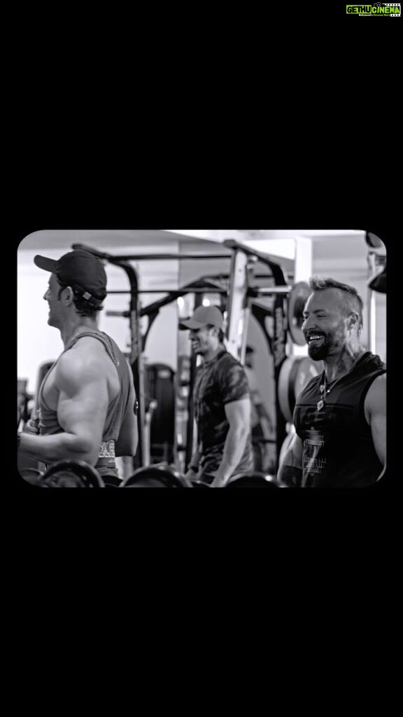 Hrithik Roshan Instagram - Laughter wasn’t on the agenda that morning. I remember waking weak , it was back n bicep day I think. Both precarious for my injuries. Dreading the number of sets and reps , target obviously set at the highest intensity by Kris. My left bicep tendon injury felt like it’s acting up, I just didn’t want to workout that morning. I felt fear and uncertainty. Decision was left to me. Choice was to take the day off , or to train. This is how I saw it in my head - If I made it thru it will feel good - and set a precedence. If I didn’t make it thru, it will feel good to have tried failed and learnt - and that would set an informed precedence which would keep me injury free in the future as well. Either ways, getting started was a win win . I decided to go for it. The visual tells the rest of the story. #getevidence #staycurious #learn #justgetstarted #createmomentum @krisgethin @swapneelhazare