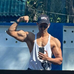 Hrithik Roshan Instagram - When the diet n sleep score is on point , it feels so good. 
Took this in November 2022. 
Currently serving as a reminder not to deviate or let go too much while on kids spring break. 

It’s funny how food and sleep - the easy sounding ones is where most of us fail. Cause they require a quiet mind n content disciplined days. Whereas training n gym is so simple cause it requires aggression which is somehow easier to access than quiet joy. 

What has helped me change my course and up my joy is meditation. Sounds so boring. But once you give it enough time , magical things happen. I started with 10 mins a year ago. And today an hour seems less. 

#haveyoutriedmeditationyet 
#sitstill
#mindcontrol
#superpower
#slowdowntospeedup