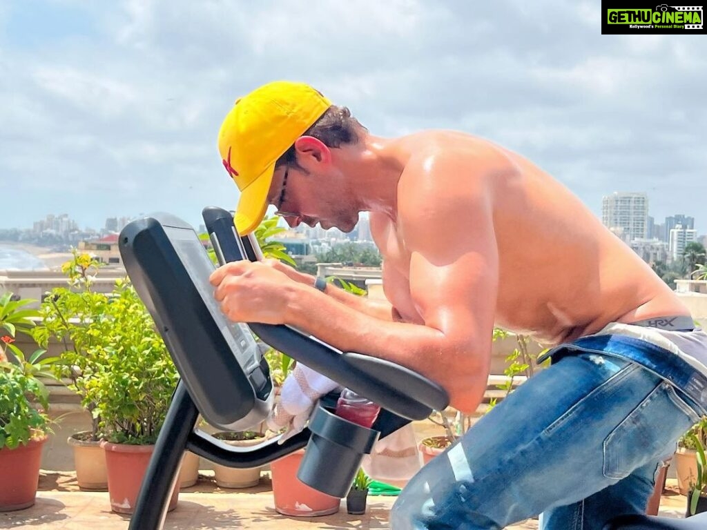 Hrithik Roshan Instagram - When you need to shred fast, nothing works better than vitamin D’hoop! 😌 Soak it in before the yellow turns blue. #keepgoing