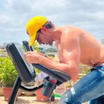 Hrithik Roshan Instagram - When you need to shred fast, nothing works better than vitamin D’hoop! 😌 Soak it in before the yellow turns blue. #keepgoing