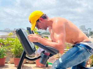Hrithik Roshan Instagram - When you need to shred fast, nothing works better than vitamin D’hoop! 😌 Soak it in before the yellow turns blue. #keepgoing