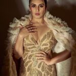 Huma Qureshi Instagram - When you love your outfit.. and can’t decide .. just post all the pictures ✨ Outfit - @abujanisandeepkhosla Jewellery- @anmoljewellers Shoes - @louboutinworld Makeup - @ajayvrao721 Hair - @hairbysanjanag Styled by - @who_wore_what_when Photography - @shauryakandwal Nails @soezi
