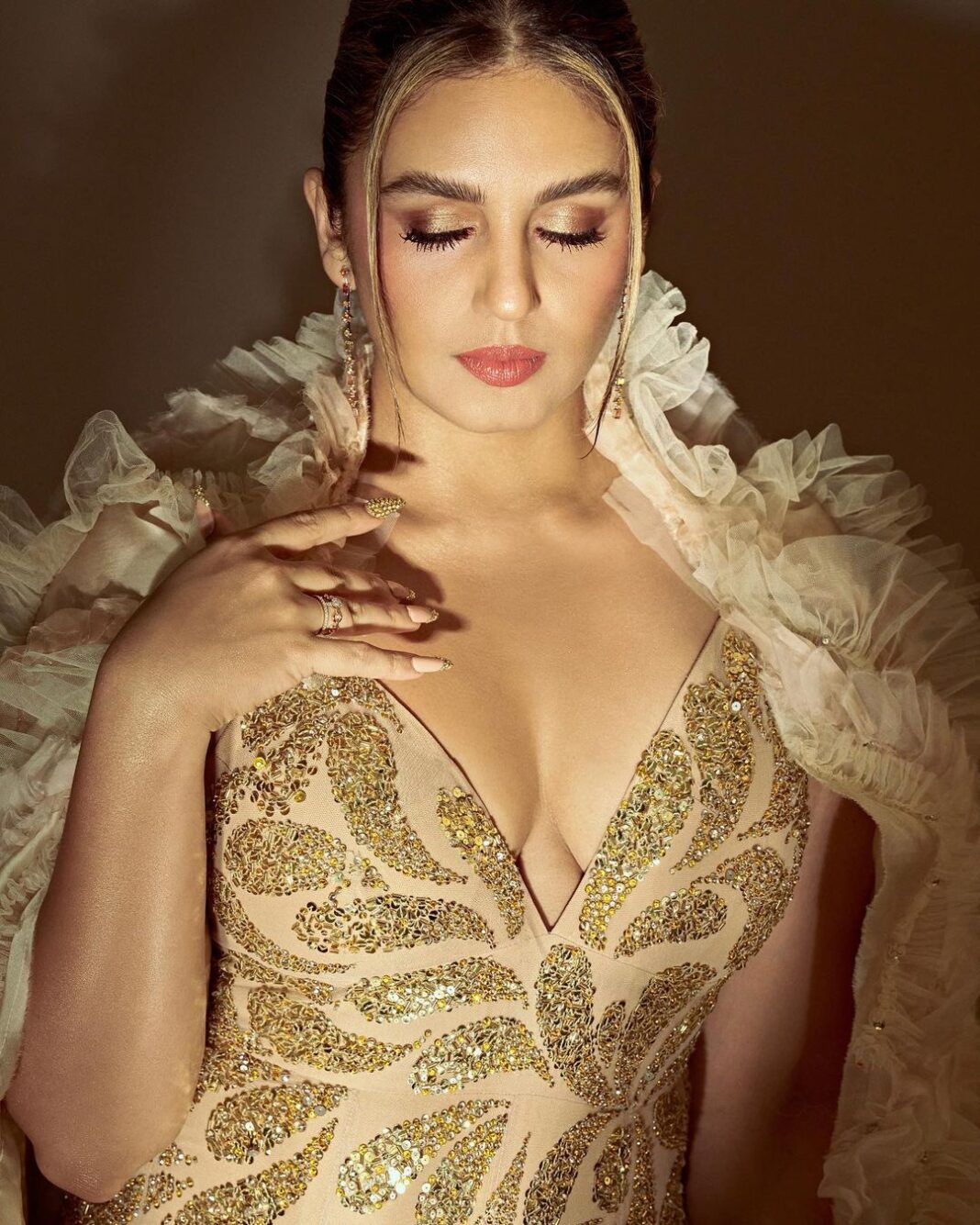 Huma Qureshi Instagram - When you love your outfit.. and can’t decide .. just post all the pictures ✨ Outfit - @abujanisandeepkhosla Jewellery- @anmoljewellers Shoes - @louboutinworld Makeup - @ajayvrao721 Hair - @hairbysanjanag Styled by - @who_wore_what_when Photography - @shauryakandwal Nails @soezi