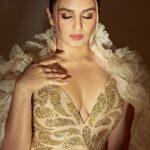 Huma Qureshi Instagram - When you love your outfit.. and can’t decide .. just post all the pictures ✨ Outfit - @abujanisandeepkhosla Jewellery- @anmoljewellers Shoes - @louboutinworld Makeup - @ajayvrao721 Hair - @hairbysanjanag Styled by - @who_wore_what_when Photography - @shauryakandwal Nails @soezi