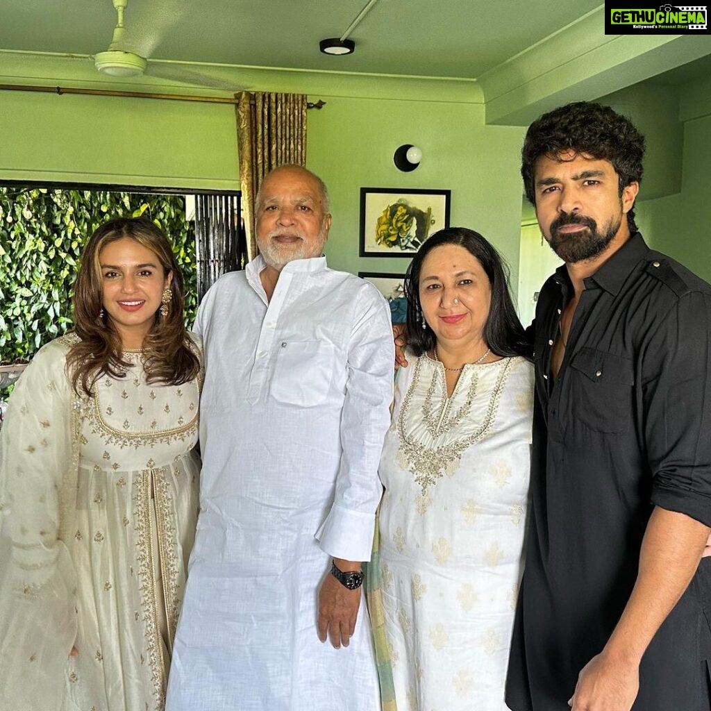 Huma Qureshi Instagram - The annual Eid photo of the Qureshi’s.. Slide 2 .. mom and dad with their favourite child Slide 3 … the madness behind that perfect family shot #EidMubarak #pyaar #blessed #duas #love 🧿 🤍😂❤️😇🌙🧿