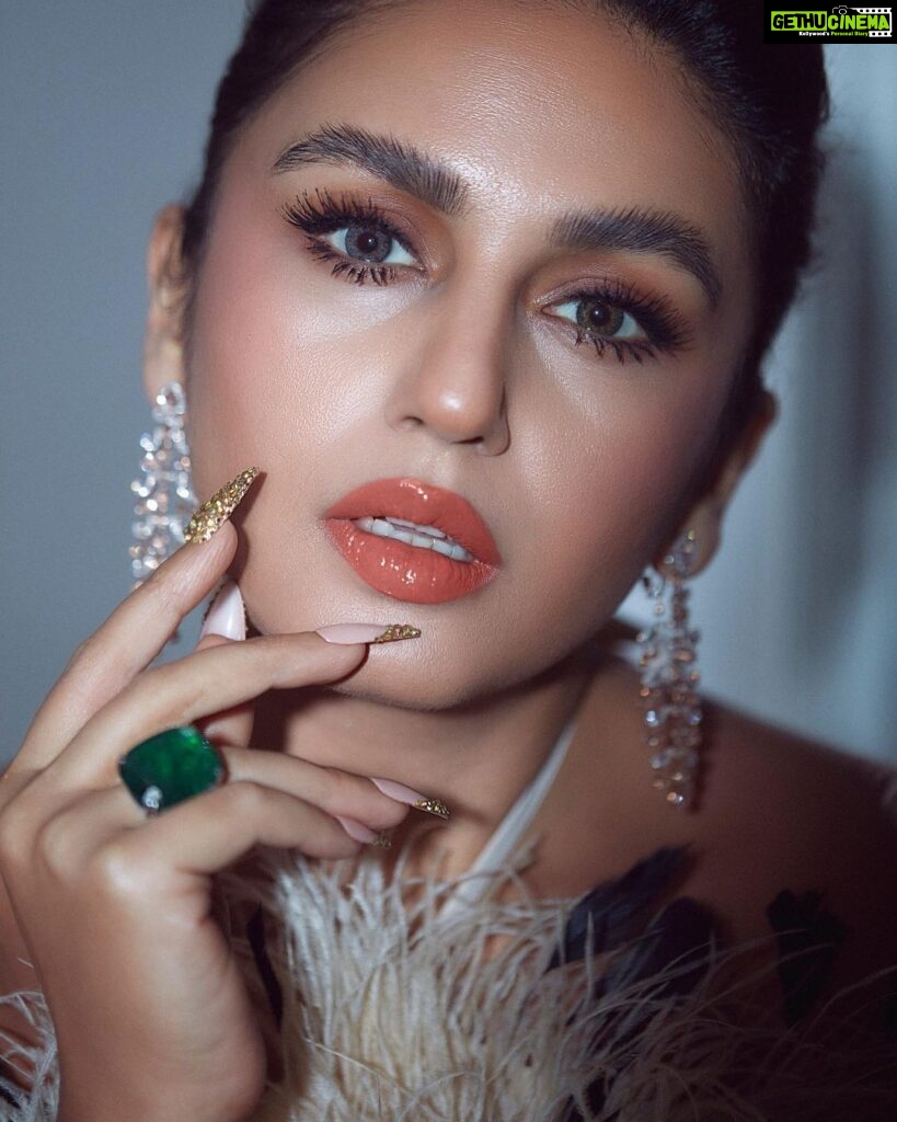Huma Qureshi Instagram - Here's Looking At You, Kid (with a strong brow game ) @filmfare