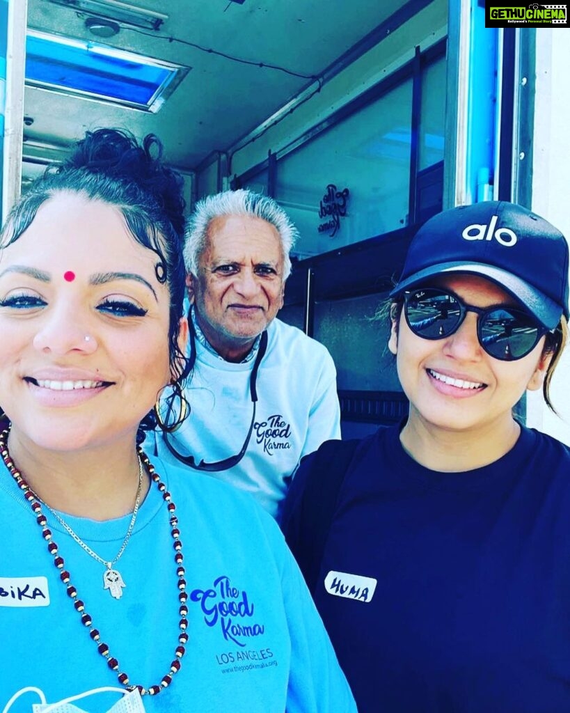 Huma Qureshi Instagram - Woke up today to go distribute 600 hot meals in Downtown LA .. My love and support to the hard working and dedicated team at @thegoodkarmala and @styledbyambika for doing the amazing work that they are doing feeding the homeless. To all my friends in LA and United States please support them with your time and resources.. this is a solid bunch of people doing some amazing work ❤️🧿✌🏻🙏🏻😇 #goodkarma #ramadankareem