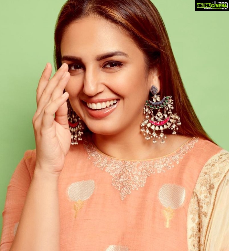 Huma Qureshi Instagram - Ramadan Kareem … a month of love , sharing , self care , gratitude, fasting (a bit of feasting ) … May everyone find their peace and purpose 🤍😇 #ramadan #mubarak #2023