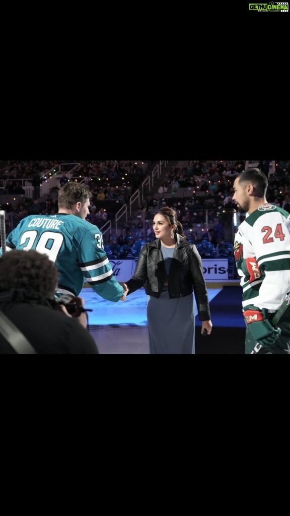 Huma Qureshi Instagram - Such an honour to be the first Indian woman to ‘drop the ceremonial puck’ before an Ice Hockey game @sanjosesharks This will forever be special ! Thank you for this @indtvusa @loganc89 @jaredspurgeon46 Oh ! And they played Ye Ek Zindagi in the background so I had to wink ;-)