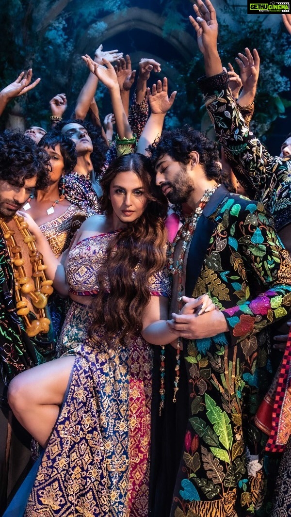 Huma Qureshi Instagram - Eternally Alive. Eternally Me. ABU JANI SANDEEP KHOSLA PRESENTS ‘MERA NOOR HAI MASHHOOR’ Here’s celebrating the power of one’s luminous, divine self. May we shine, no matter what. A film by Abu Jani Sandeep Khosla @lafilmicompania A special thank you to @iamhumaq A special thank you to @aashimgulati @urf7i you are a star Thank you @ujjwalaraut @tarun_raj_arora Our gratitude to team AJSK and all our karigars who make every impossible dream a beautiful reality Directed by: @sharicsequeira Original music: Burudu (feat. Indus & ananya bhowmick) @burudumusic Director of photography: @jaycharoladop Lyrics and story written by: @arshiyaatajkhan Fashion stylists: @who_wore_what_when Hair and make up: @marianna_mukuchyan Jewellery: Abu jani sandeep khosla Headgears & Masks: @shanelounen Model choreographer: @anuahuja1 Model coordinator: @pujankapursharma Production: Quercus productions Photographer: @chandrahas_prabhu Still photographer: @virajnayar Editor: Rahul gupta Vfx: @nubecirrus Di: @studioskwer Set design: A wonder room by Abu Sandeep Sets production: @sarosh_patel_ Florals: @afreenweddingservices Public Relations: @tandem.digital Bts: @by.the.gram Model @adhiraj774 @iamaleksandarilic @official_aninditachandra @anjanabapat @anshul_setia @bhatarya @carlx_anthonian_martix @oceanofwhite @dariagavrushenko @devdweltz @endo_mrinal @gaia_ruak @gayleeeeeee_ @glorious_luna @guriboy.co Joe Garce @katerinadubov @kirandeep_chahal @ohlookitskiwi @krishkapoooor @kvpqrstuvwxyz @kushjotwani @millenalagos.f @ranautneel @thenishakumariofficial @parulmishraa_official @priyaa__singhh__ Raghvendra Tripathi Rikee Chatterjee Roshni Kumar @0___jj___0 @shimona.nath @shynachoudhary02 @sonykaur @thesummerjacobs @sonyrockstar Swati Gupta @vedik.aa @vivekdhiman007 @dathan_uthappa #meranoorhaimashhoor #fashionfilm #abujanisandeepkhosla #indiafantastique #hautecouture #couture #indiancouture #designer #designerfashion #handcrafted #madeinindia #indianluxury #indianfashion #indianhautecouture #luxuryfashion #embroideries #textilesofindia #fashion #original #classic #techniques #inclusivity #highfashion #fashionforwomen #fashionformen #abujani #sandeepkhosla