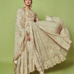 Huma Qureshi Instagram – मुझसे पहली सी मुहब्बत मेरी महबूब न माँग….. 

Outfit @anamikakhanna.in 
Jewelry @razwada.jewels 
Styling @who_wore_what_when 
Photos @shauryakandwal
Hair and Makeup 
@annieemakesart
@nandanisandha_