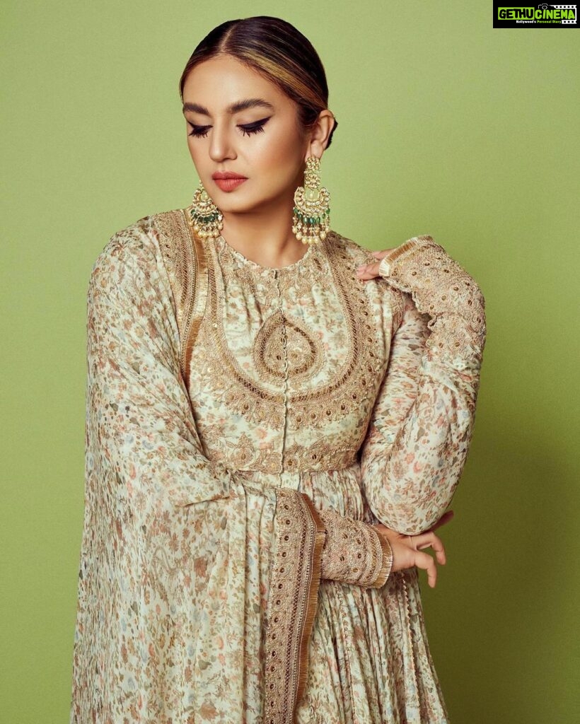 Huma Qureshi Instagram - मुझसे पहली सी मुहब्बत मेरी महबूब न माँग….. Outfit @anamikakhanna.in Jewelry @razwada.jewels Styling @who_wore_what_when Photos @shauryakandwal Hair and Makeup @annieemakesart @nandanisandha_