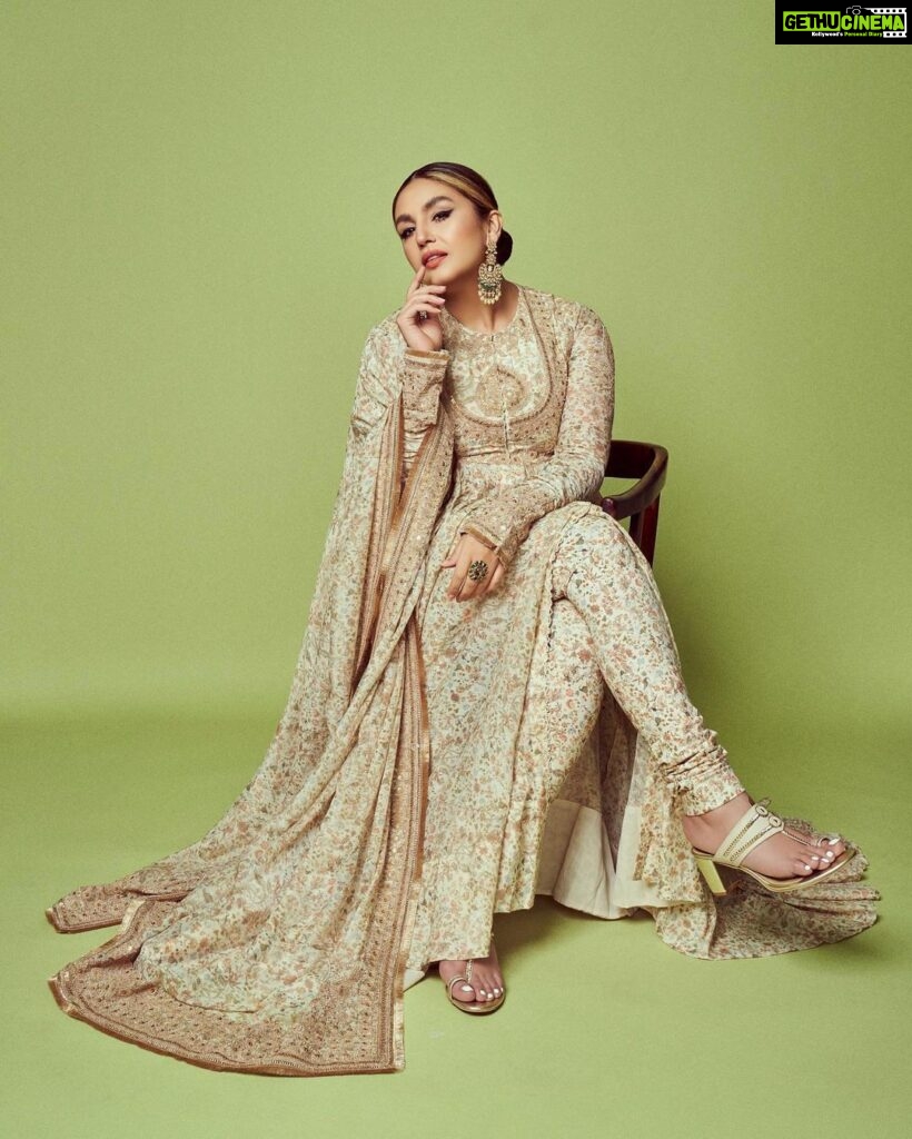 Huma Qureshi Instagram - मुझसे पहली सी मुहब्बत मेरी महबूब न माँग….. Outfit @anamikakhanna.in Jewelry @razwada.jewels Styling @who_wore_what_when Photos @shauryakandwal Hair and Makeup @annieemakesart @nandanisandha_