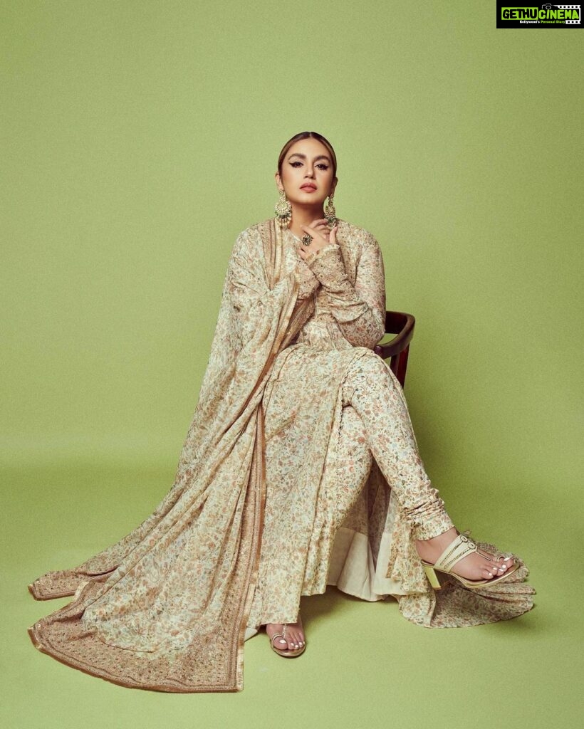 Huma Qureshi Instagram - मुझसे पहली सी मुहब्बत मेरी महबूब न माँग….. Outfit @anamikakhanna.in Jewelry @razwada.jewels Styling @who_wore_what_when Photos @shauryakandwal Hair and Makeup @annieemakesart @nandanisandha_