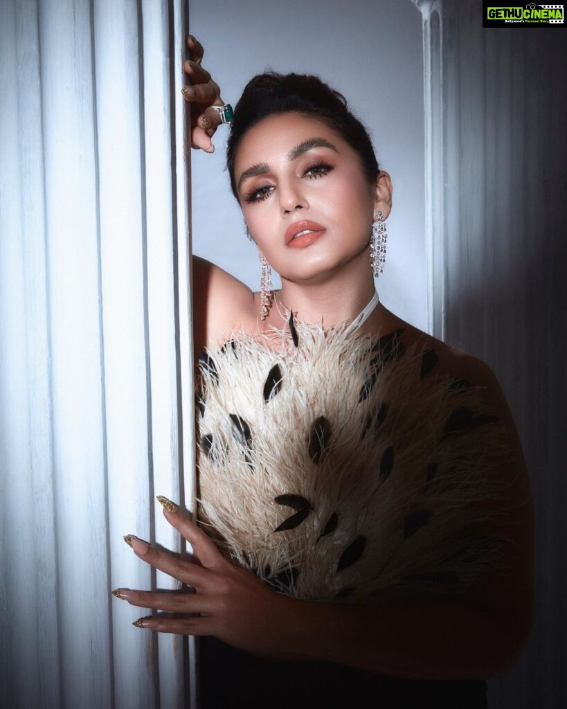 Huma Qureshi Instagram - Here's Looking At You, Kid (with a strong brow game ) @filmfare