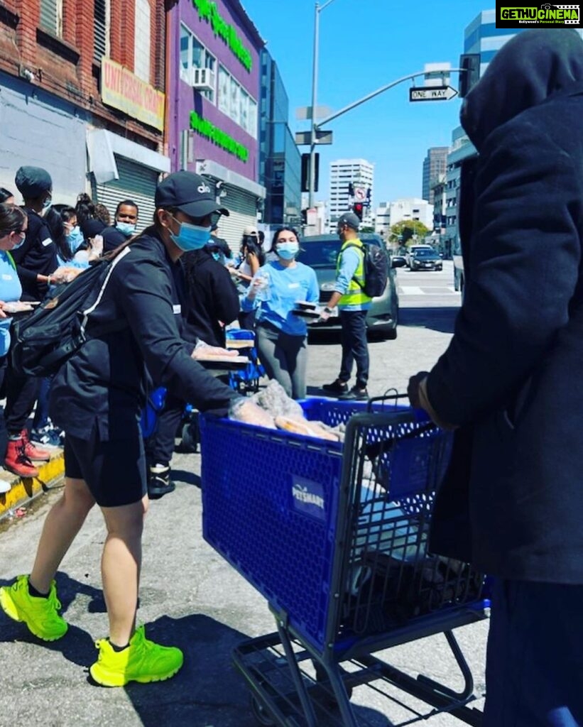 Huma Qureshi Instagram - Woke up today to go distribute 600 hot meals in Downtown LA .. My love and support to the hard working and dedicated team at @thegoodkarmala and @styledbyambika for doing the amazing work that they are doing feeding the homeless. To all my friends in LA and United States please support them with your time and resources.. this is a solid bunch of people doing some amazing work ❤️🧿✌🏻🙏🏻😇 #goodkarma #ramadankareem