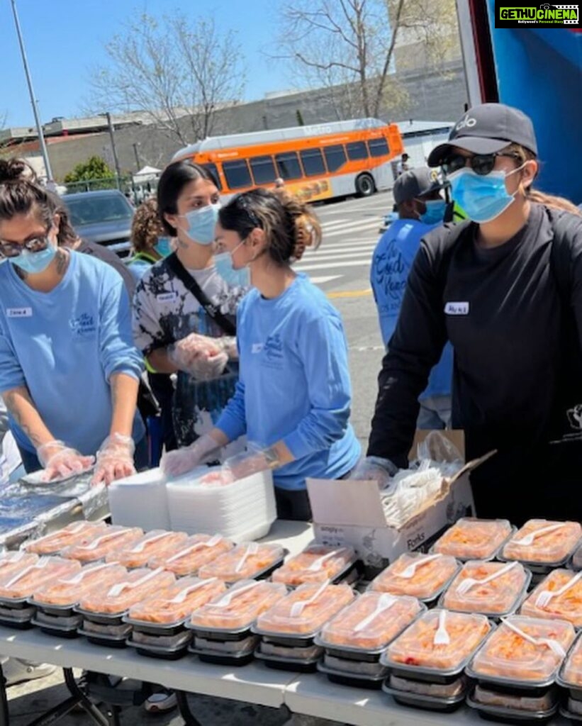 Huma Qureshi Instagram - Woke up today to go distribute 600 hot meals in Downtown LA .. My love and support to the hard working and dedicated team at @thegoodkarmala and @styledbyambika for doing the amazing work that they are doing feeding the homeless. To all my friends in LA and United States please support them with your time and resources.. this is a solid bunch of people doing some amazing work ❤️🧿✌🏻🙏🏻😇 #goodkarma #ramadankareem