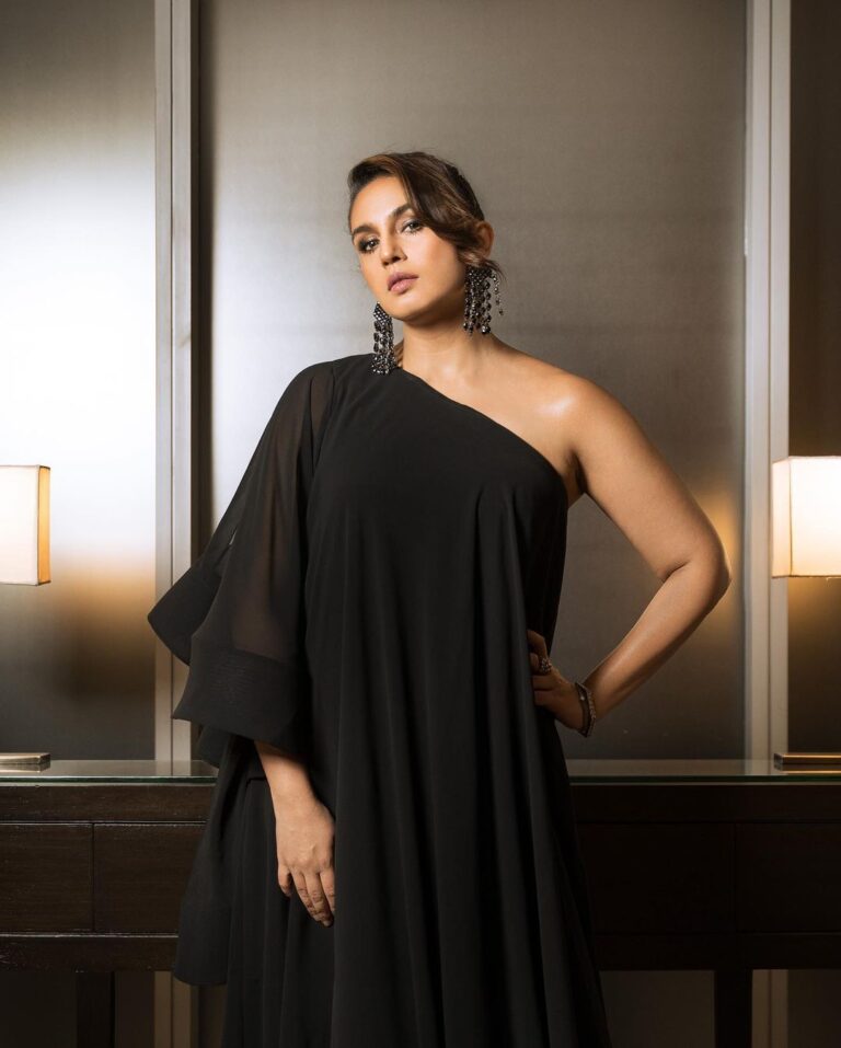 Huma Qureshi Instagram - Toto, I've a feeling we're not in Kansas anymore - Wizard of Oz Gown: @gauriandnainika Earrings: @qisbyashmeet Bracelets and rings: @thealchemystudio_in Styled by @dhruvadityadave Hair and make up by @rakshandairanimakeupandhair Photos by @rohan.foto