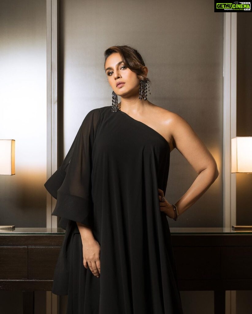 Huma Qureshi Instagram - Toto, I've a feeling we're not in Kansas anymore - Wizard of Oz Gown: @gauriandnainika Earrings: @qisbyashmeet Bracelets and rings: @thealchemystudio_in Styled by @dhruvadityadave Hair and make up by @rakshandairanimakeupandhair Photos by @rohan.foto