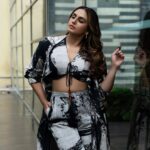Huma Qureshi Instagram - Tarla ji posing and strutting in excitement.. Trailer launch kal … 7:30 pm Styled by : @sanamratansi Assisted by : @nirikshapoojary_ @sr_styleco Outfit : @nikitamhaisalkar Earrings : @houseofshikha Footwear : @thecaistore Photographer : @praneethred @_ramkeshav_