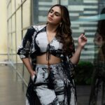 Huma Qureshi Instagram – Tarla ji posing and strutting in excitement.. Trailer launch kal … 7:30 pm 

Styled by : @sanamratansi 
Assisted by : @nirikshapoojary_ @sr_styleco
Outfit : @nikitamhaisalkar 
Earrings : @houseofshikha
Footwear : @thecaistore
Photographer : @praneethred @_ramkeshav_