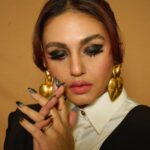 Huma Qureshi Instagram – Playing it Hot / Cold … 

Outfit : @renasci.in 
Earrings : @schiaparelli
Rings : @shoplune
Shoes : @gianvitorossi
Styled by : @namitaalexander 
Assisted by : @simrannakraa
Photographer : @chitrdev.in

Makeup @ajayvrao721 
Hair @rakshandairanimakeupandhair