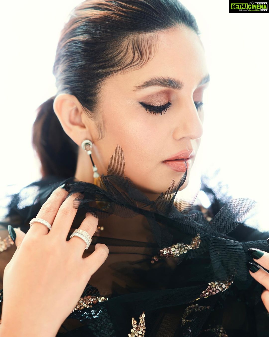 Huma Qureshi Instagram - Black Swan 🦢 Saree - @abujanisandeepkhosla Jewellery- @karishma.joolry Bag - @therightsided Makeup - @ajayvrao721 Hair - @rakshandairanimakeupandhair Styled by - @who_wore_what_when Photography - @rohnpingalay