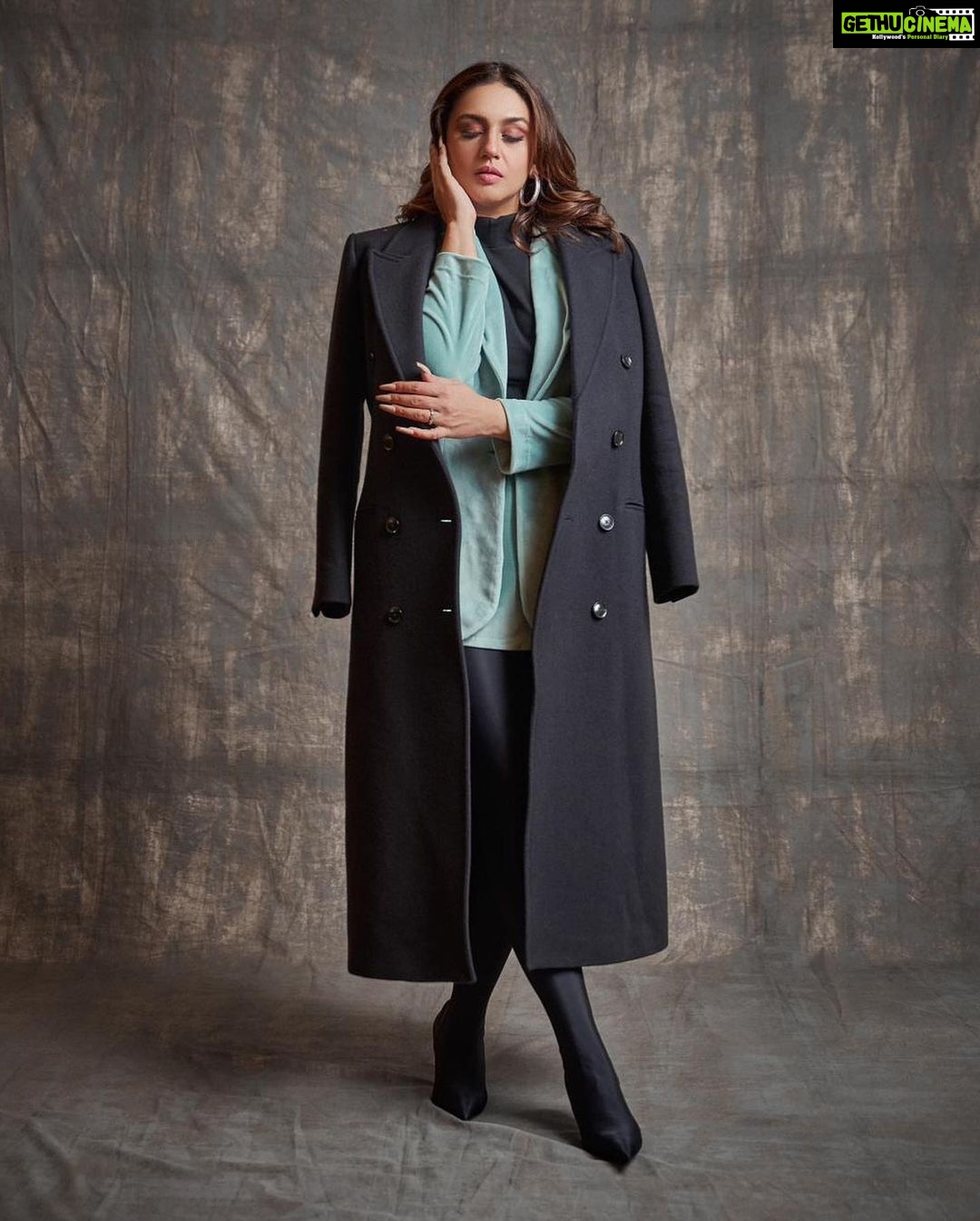 Huma Qureshi Instagram - Best foot forward 👠Skirt suit: @kostume_county Turtleneck: @zara Boots: balenciaga Earrings @thealchemystudio_in Styled by: @dhruvadityadave Hair and make up by: @manjarisinghofficial Photos by: @ankitchatterjee.official