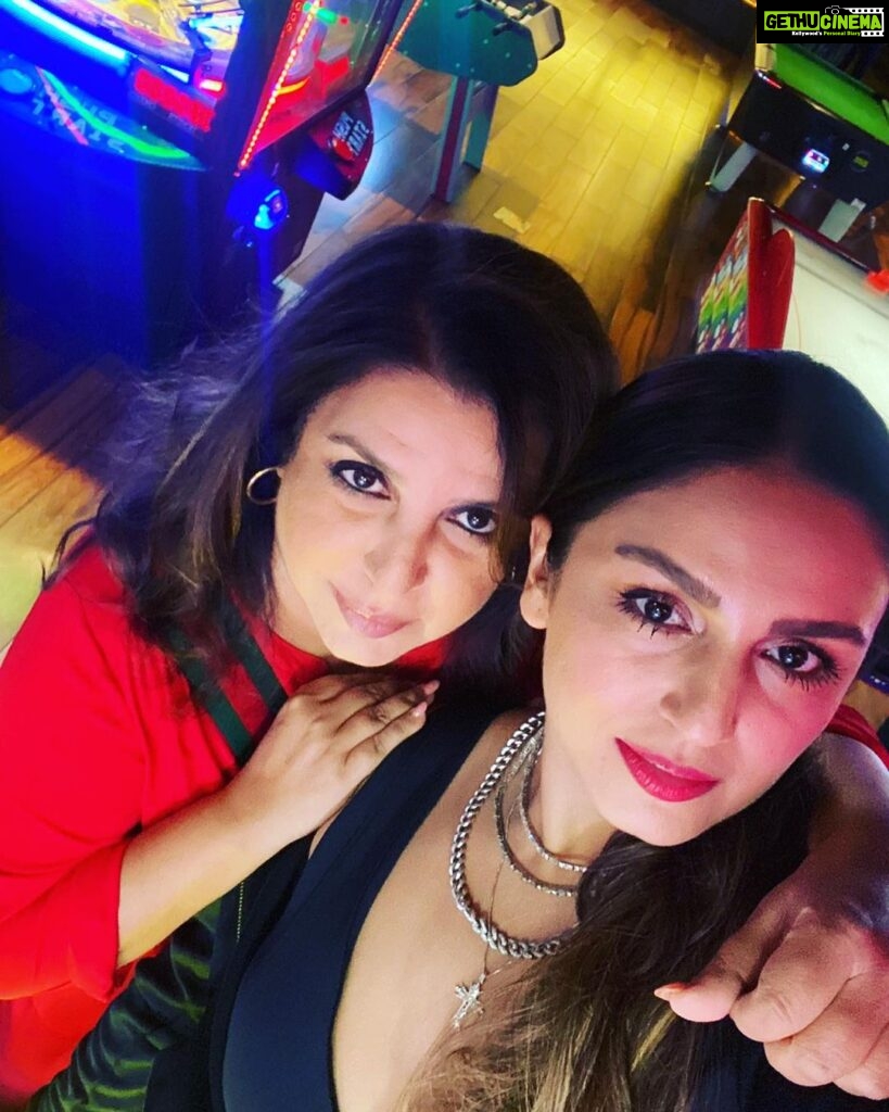 Huma Qureshi Instagram - To another year of making more memories , laughter , sane ( and insane advice) , ceaseless wit , banter and Falooda with Farah nights ;-) love u @farahkhankunder Only one of you ❤️