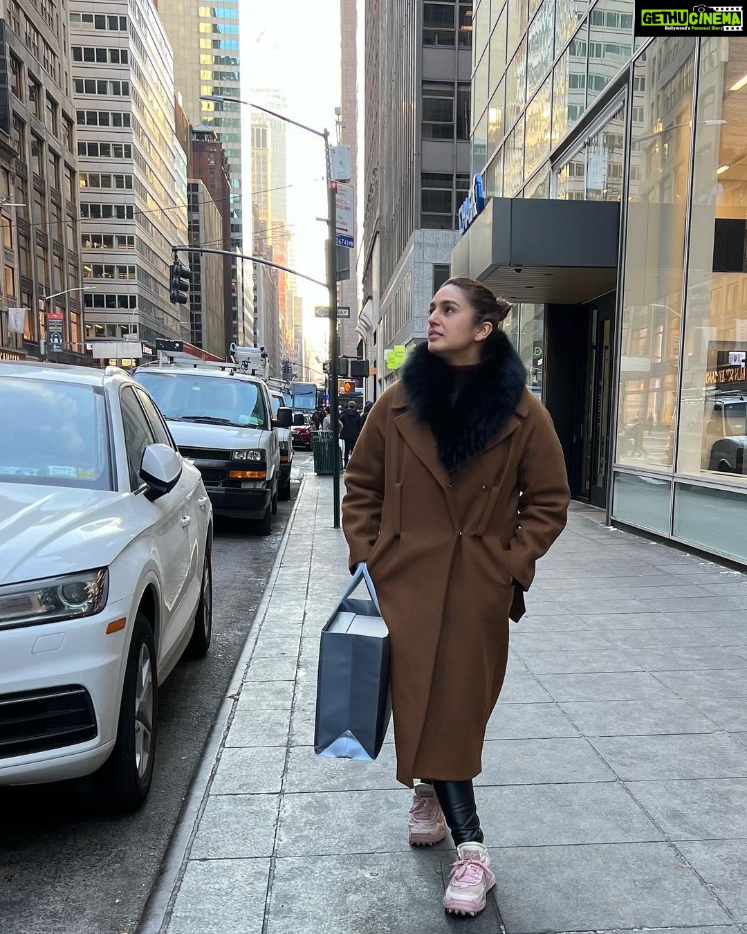 Huma Qureshi Instagram - Walk & Shop , some Sun in the Park , kuch Friends , thodi Coffee , lusting over @schiaparelli and chilling with my new furry friends #NewYork #newyorkcity #traveltales #photodump