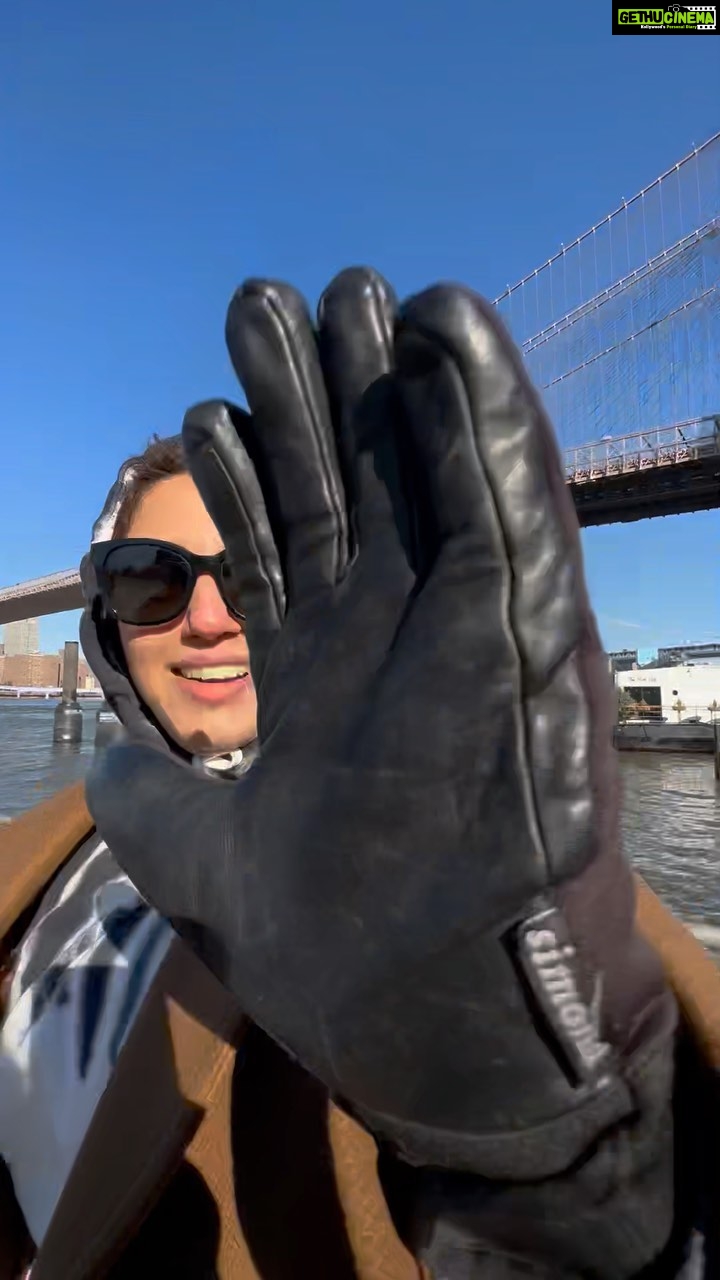 Huma Qureshi Instagram - My original home grown dance moves 😂😂😂 If only @vasanbala saw this before he cast me in #MonicaOMyDarling … Video Credit @vivek.daschaudhary #brooklyn #newyork #cold #goofy Thand ka upai