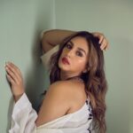 Huma Qureshi Instagram - 👀 📸 @ayushguptaphoto Makeup @ritikavatsmakeupandhair Hair @nargis9052