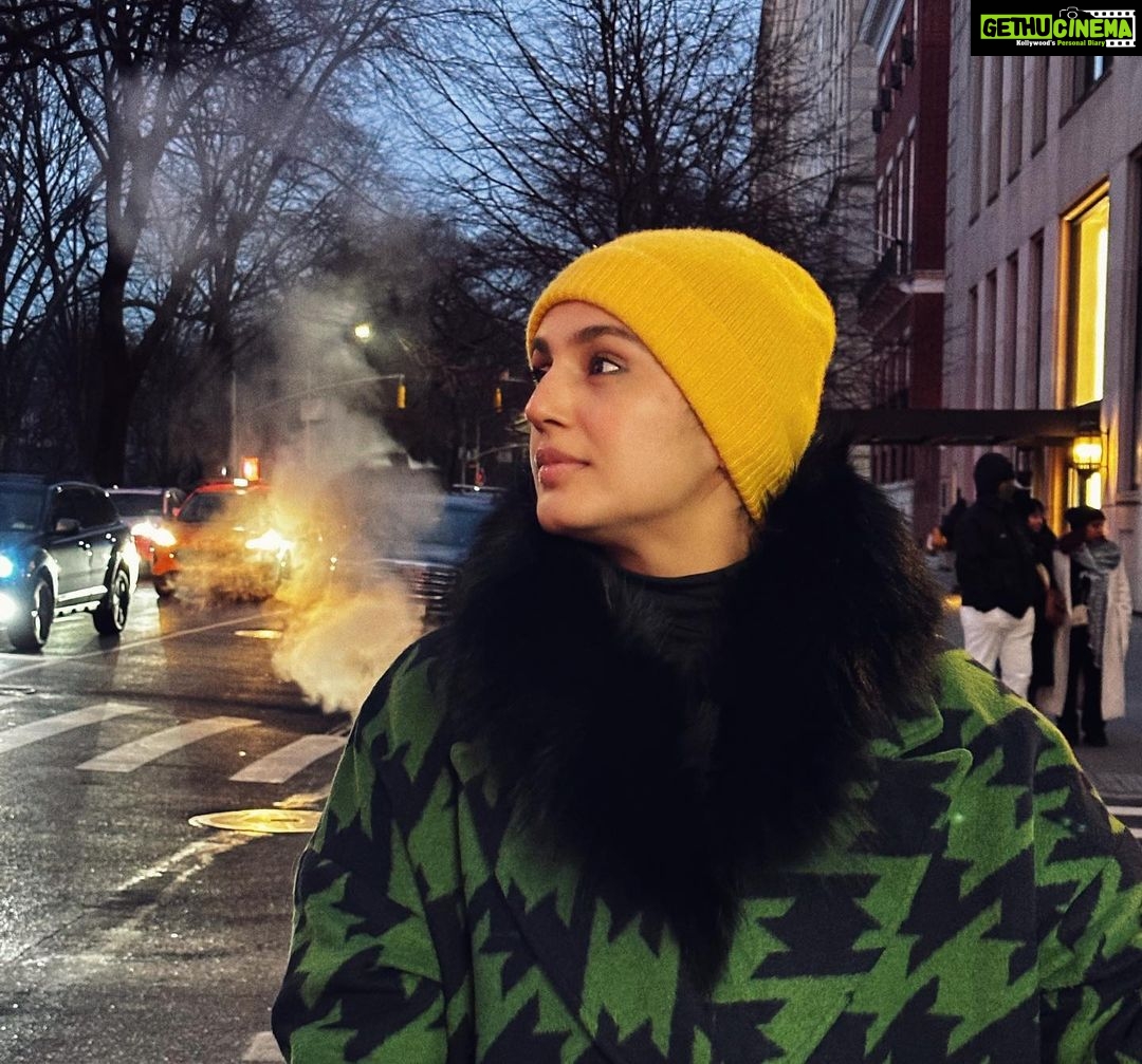 Huma Qureshi Instagram - My so chic yet kinda homeless look for Xmas 🎄 #newyork #photodump photo credit @vivek.daschaudhary