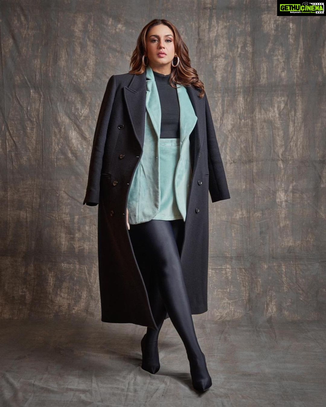 Huma Qureshi Instagram - Best foot forward 👠Skirt suit: @kostume_county Turtleneck: @zara Boots: balenciaga Earrings @thealchemystudio_in Styled by: @dhruvadityadave Hair and make up by: @manjarisinghofficial Photos by: @ankitchatterjee.official
