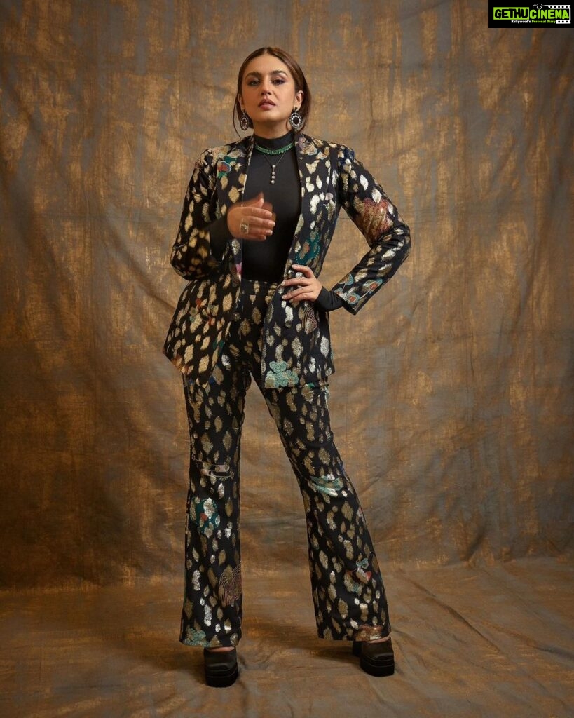 Huma Qureshi Instagram - Suit up ! Clean up ! Glam up ! Suit: @aisharaoofficial/ @quirkbrandconsulting Turtleneck: @zara Shoes: @trufflecollectionindia Earrings and pendant: @thealchemystudio_in Pendent: @thealchemystudio_in All other jewellery: @neetysinghjewellery Stylist: @dhruvadityadave Hair and make up: @manjarisinghofficial Photo: @ankitchatterjee.official