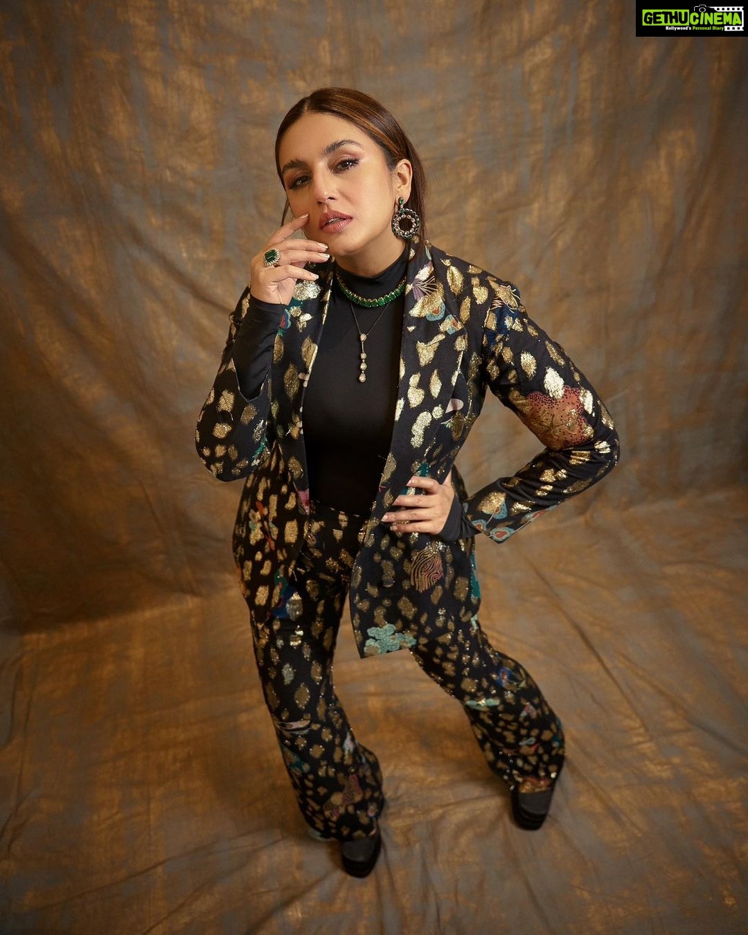 Huma Qureshi Instagram - Suit up ! Clean up ! Glam up ! Suit: @aisharaoofficial/ @quirkbrandconsulting Turtleneck: @zara Shoes: @trufflecollectionindia Earrings and pendant: @thealchemystudio_in Pendent: @thealchemystudio_in All other jewellery: @neetysinghjewellery Stylist: @dhruvadityadave Hair and make up: @manjarisinghofficial Photo: @ankitchatterjee.official