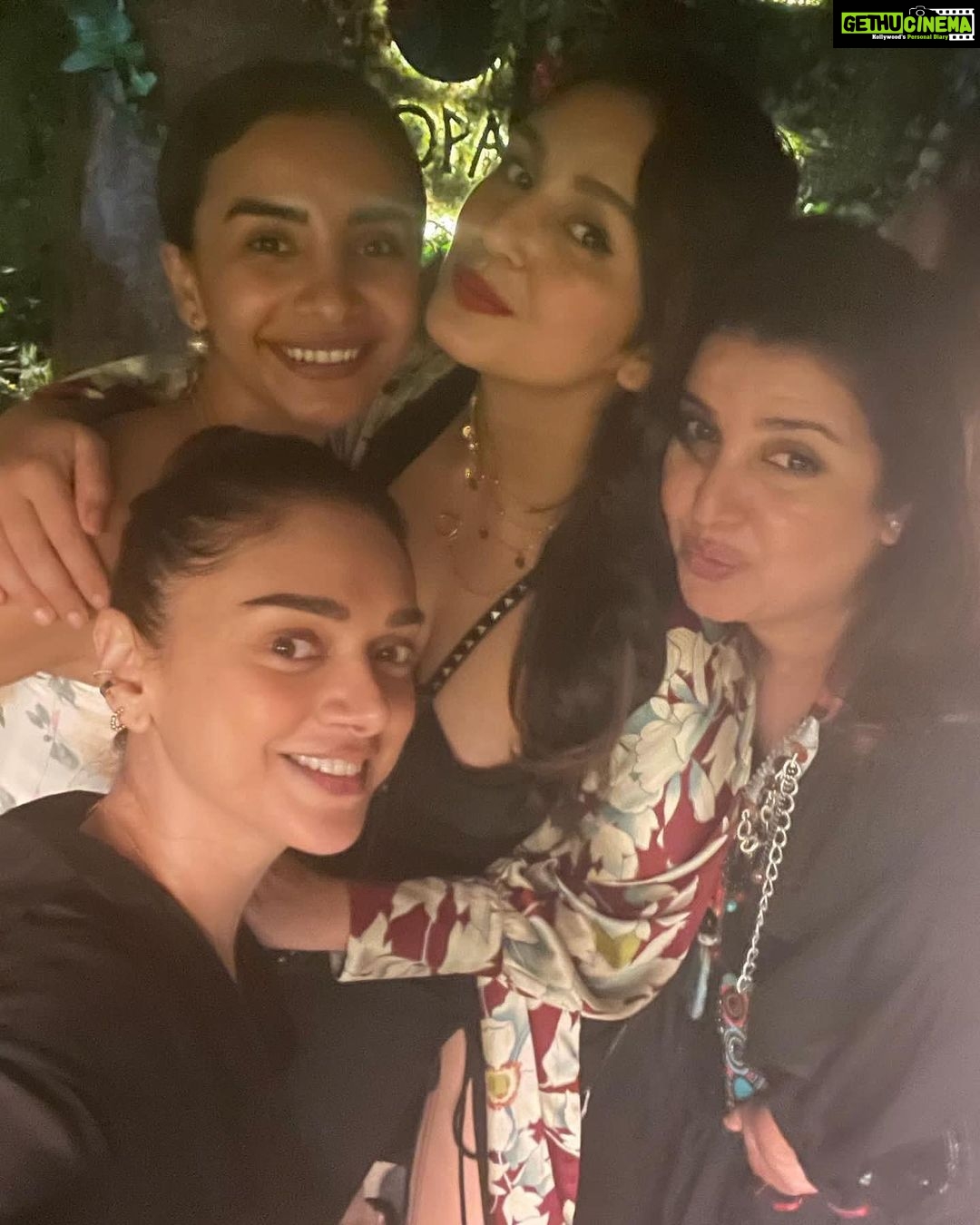 Huma Qureshi Instagram - To another year of making more memories , laughter , sane ( and insane advice) , ceaseless wit , banter and Falooda with Farah nights ;-) love u @farahkhankunder Only one of you ❤️