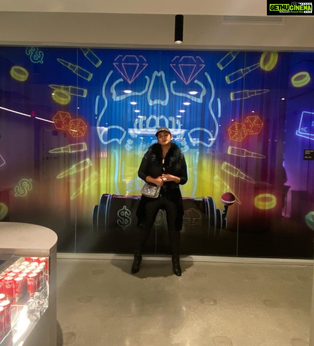 Huma Qureshi Instagram - Double XL Number 1 @netflix_in meanwhile I prance and pose around the coolest office ever #netflixheadquarters … esp outside the #ArmyOfTheDead room .. #toocoolforschool