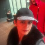Huma Qureshi Instagram - Double XL Number 1 @netflix_in meanwhile I prance and pose around the coolest office ever #netflixheadquarters … esp outside the #ArmyOfTheDead room .. #toocoolforschool