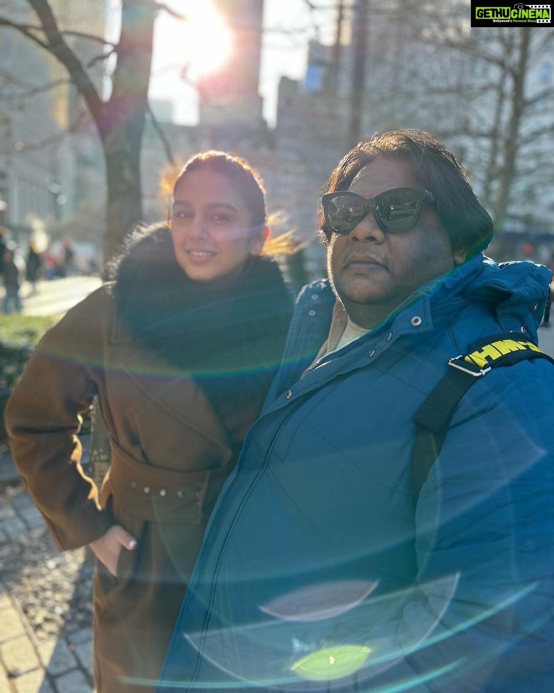 Huma Qureshi Instagram - Walk & Shop , some Sun in the Park , kuch Friends , thodi Coffee , lusting over @schiaparelli and chilling with my new furry friends #NewYork #newyorkcity #traveltales #photodump