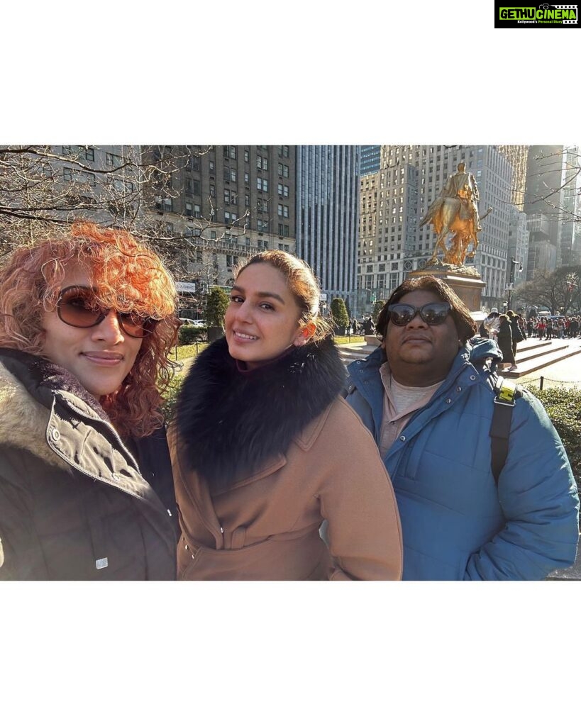Huma Qureshi Instagram - Walk & Shop , some Sun in the Park , kuch Friends , thodi Coffee , lusting over @schiaparelli and chilling with my new furry friends #NewYork #newyorkcity #traveltales #photodump
