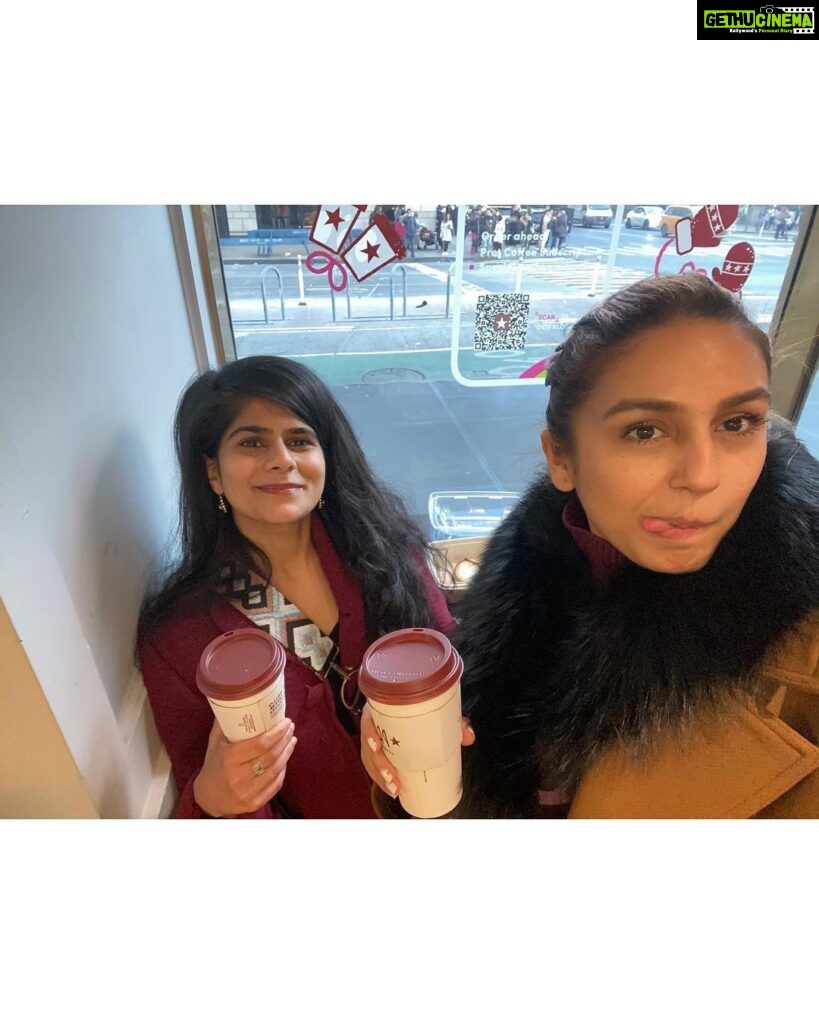 Huma Qureshi Instagram - Walk & Shop , some Sun in the Park , kuch Friends , thodi Coffee , lusting over @schiaparelli and chilling with my new furry friends #NewYork #newyorkcity #traveltales #photodump