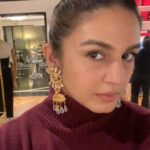 Huma Qureshi Instagram – Walk & Shop , some Sun in the Park , kuch Friends , thodi Coffee , lusting over @schiaparelli and chilling with my new furry friends #NewYork #newyorkcity #traveltales #photodump