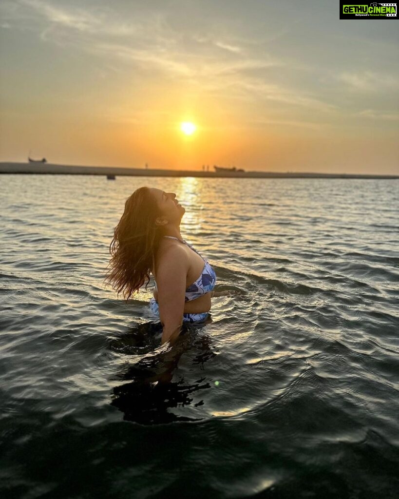 Huma Qureshi Instagram - आ धूप मलूँ मैं तेरे हाथों में आ सजदा करूं मैं तेरे हाथों में … #stillness #sunsets #sunrises 📸 @vivek.daschaudhary