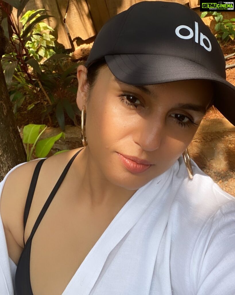 Huma Qureshi Instagram - Sun kissed Selfies be like …. ☀️